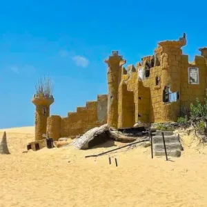 في أمريكا.. الرياح تزيل الرمل وتكشف عن قلعة مدفونة تحتها!