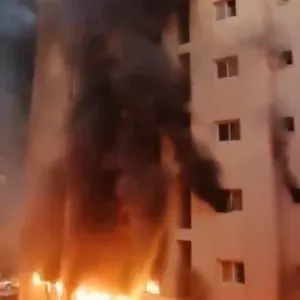 بالفيديو| وزير الداخلية الكويتي يصل إلى موقع حريق بناية المنقف وارتفاع عدد الوفيات إلى 41