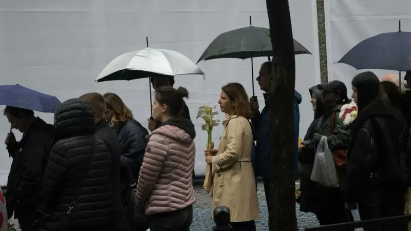 فيديو. بعد مرور عام .. المئات يحيون ذكرى ضحايا أول حادث إطلاق نار في مدرسة بصربيا https://arabic.euronews.com/video/2024/05/03/crowds-gather-pay-respe...