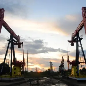 النفط يتراجع وسط مخاوف من تأثير الفائدة الأمريكية على الطلب