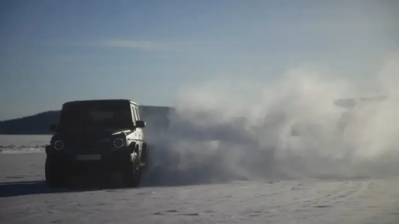 سيارة مرسيدس جي كلاس الكهربائية: الأداء القوي على الجليد والقدرة على الانحراف