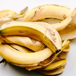 فوائد قشر الموز للشعر والبشرة وطرق استخدامه