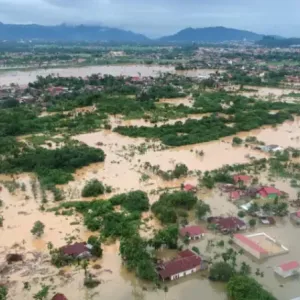 14 قتيلاً جراء فيضانات وانهيارات أرضية في إندونيسيا
