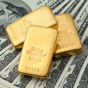 صحيفة: الدولار القوي يزيد من بريق الذهب