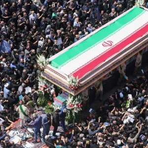 آلاف الإيرانيين يؤدون صلاة الجنازة على جثامين إبراهيم رئيسي ومرافقيه