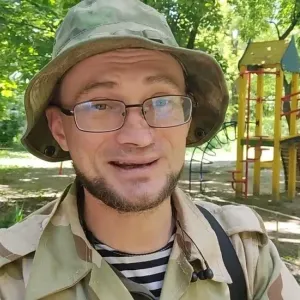 ناشط روسي يلتحق بالعملية العسكرية الخاصة حاملا لقب فنان دخل السجن بسببه