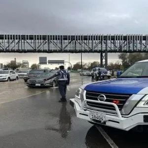 شرطة أبوظبي تدعو السائقين إلى الالتزام بالقيادة الآمنة خلال هطول الأمطار والتقلبات الجوية