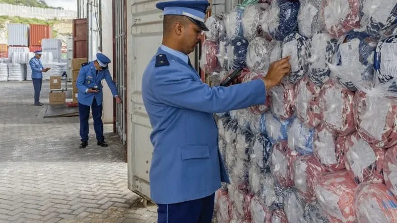 الجمارك تداهم أوكار تسويق الملابس المقلدة "الهاي كوبي" بالدار البيضاء