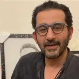 أحمد حلمي يتبرع بساعته من فيلم "عسل أسود" لدعم الأكثر احتياجا