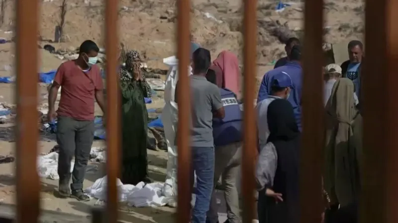 يواصل الفلسطينيون البحث عن أحبائهم في المقابر الجماعية حول مستشفى ناصر في خان يونس. https://arabic.euronews.com/2024/04/25/gaza-israel-us-search-mass-...