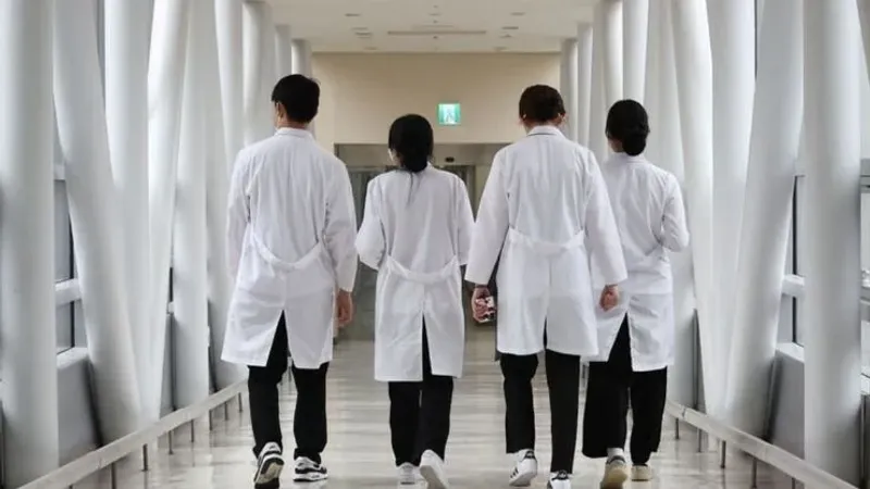 كوريا الجنوبية.. أكثر من 6400 طبيب متدرب يقدمون استقالاتهم