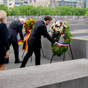 ماكرون يضع زهوراً على نصب تذكاري لقتلى يهود أوروبا في برلين