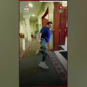 شاب كويتي «مبتور القدمين» يوثق رحلته للصلاة في المسجد
