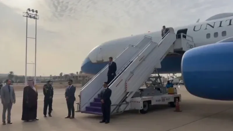 شاهد.. لحظة وصول وزير الخارجية الأمريكي "أنتوني بلينكن" إلى الرياض