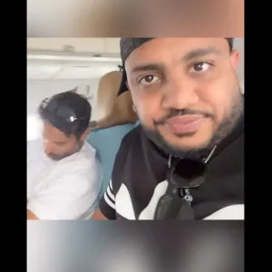 أوس أوس يمازح أحمد فهمي بسبب نومه العميق في الطائرة : هنخربها متقلقش