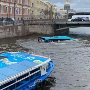 فيديو | مصرع 7 أشخاص بانقلاب حافلة في مدينة سان بطرسبرغ الروسية
