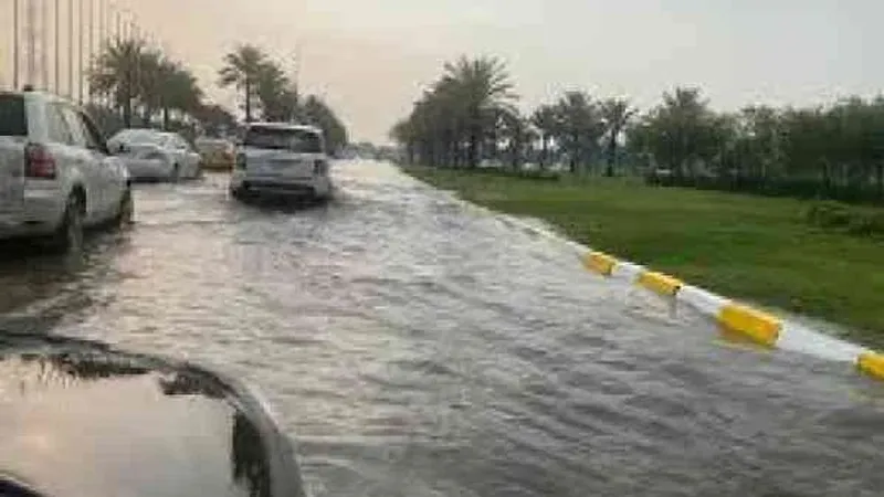 الأمطار تغرق شوارع بغداد وتعطل حركة السير