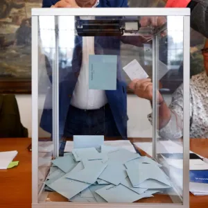فرنسا تبدأ جولة ثانية من الانتخابات البرلمانية