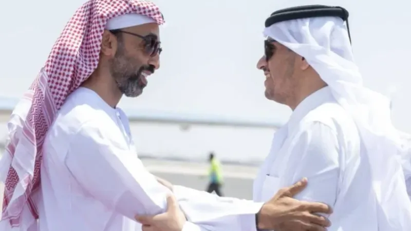 رئيس وزراء قطر ونائب حاكم أبوظبي يستعرضان علاقات التعاون الثنائي