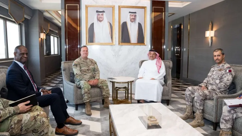 نائب رئيس مجلس الوزراء ووزير الدولة لشؤون الدفاع يلتقي قائد القيادة المركزية الأمريكية