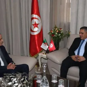 وزير الداخلية يتحادث مع سفير الجزائر بتونس