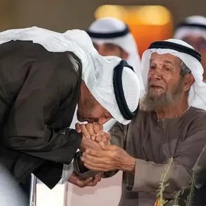 رئيس الإمارات فاجأه و"حب يده".. رد فعل مسن على محمد بن زايد يثير تفاعلا