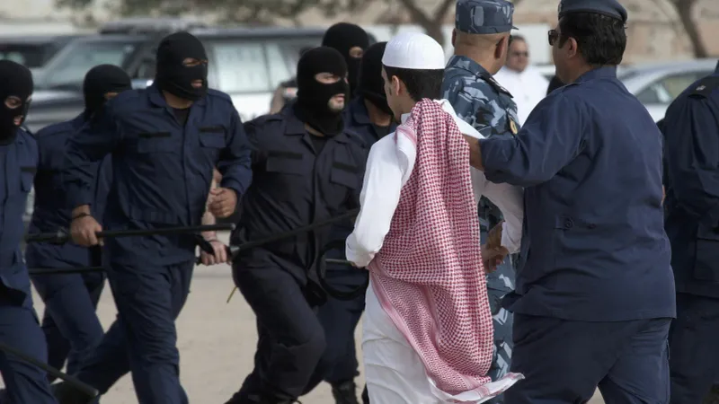 الكويت: القبض على مواطنين لانضمامهم لتنظيم محظور