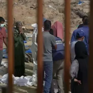 يواصل الفلسطينيون البحث عن أحبائهم في المقابر الجماعية حول مستشفى ناصر في خان يونس. https://arabic.euronews.com/2024/04/25/gaza-israel-us-search-mass-...