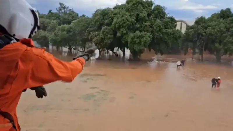 فيديو. ارتفاع عدد قتلى الفيضانات في البرازيل إلى 60 شخصًا