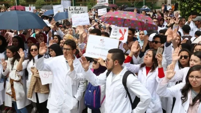 طلبة الطب يعودون للاحتجاج بمسيرة وطنية في قلب العاصمة