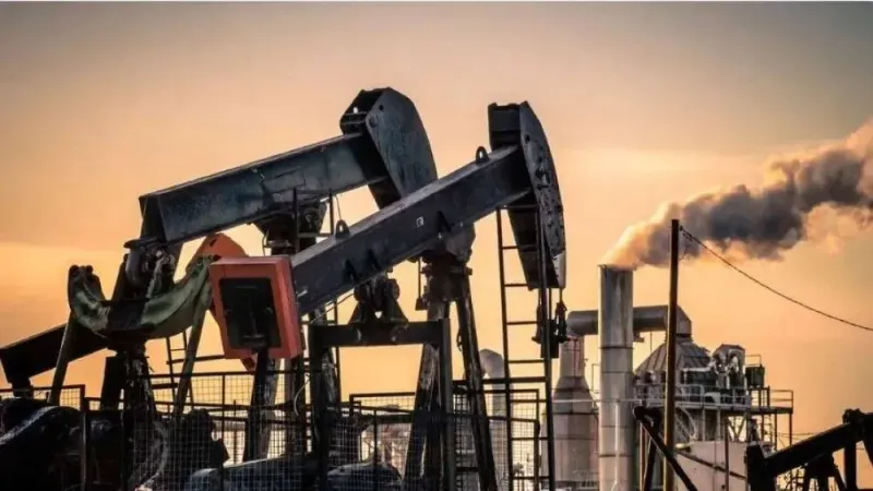 ارتفاع النفط مدعوما بتراجع مخزونات الخام الأمريكية