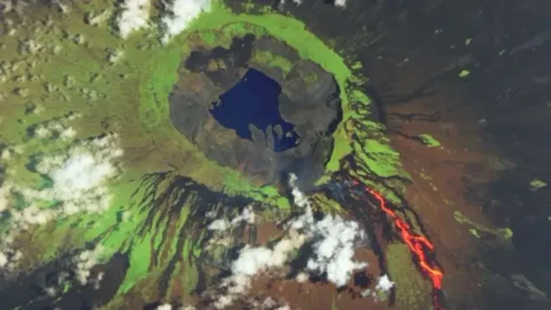 الأرض تنزف حمما بركانية بالإكوادر.. «زيادة في ثاني أكسيد الكبريت»
