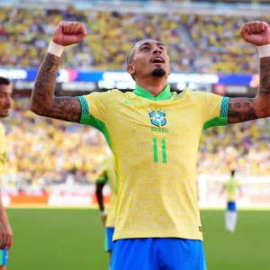 رافينها يتحدى أراوخو قبل مباراة البرازيل وأوروجواي في كوبا أمريكا 2024