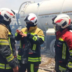 الدفاع المدني يخلي ١٦ شخصا بعد سيطرته على حريق اندلع في مستودعات بمنطقة «السكراب»