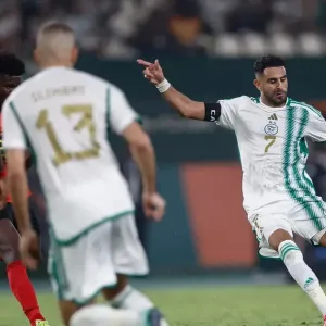 مدرب الجزائر الجديد يقرر استبعاد القائد محرز