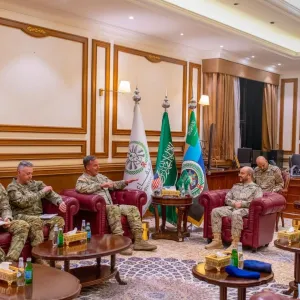 قائد "سنتكوم" يلتقي قادة عسكريين بالسعودية.. وهكذا وصف دور قواتها المسلحة
