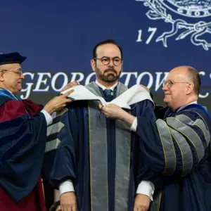 جامعة «جورج تاون» تمنح محمد القرقاوي الدكتوراه الفخرية