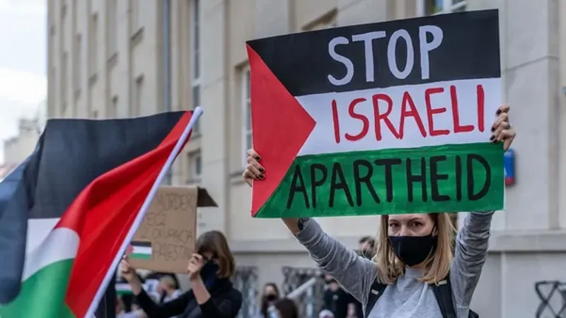 طلاب في كلية بأيرلندا يقيمون مخيمًا رفضًا للحرب على غزة
