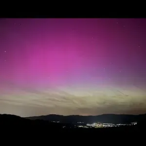فيديو: عاصفة شمسية نادرة تصبغ سماء تشيلي باللون الأرجواني