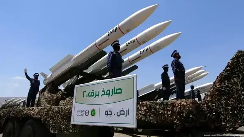 مسؤول يمني: إصابة سفينة نفط بصاروخ أطلقه الحوثيون قبالة سواحل اليمن