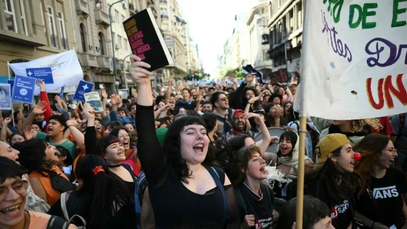 مئات الآلاف يتظاهرون في الأرجنتين دعماً لمجانية التعليم الجامعي  #الشرق #الشرق_للأخبار