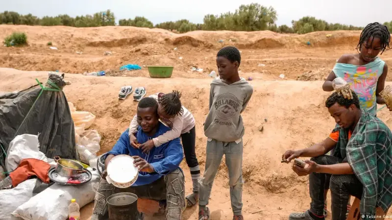 "مكبات صحراوية".. واقع مرير يواجهه المهاجرون الأفارقة بتونس