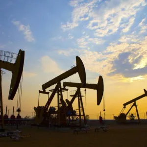 أسعار النفط تهبط 1% مع أنباء وقف إطلاق النار بالشرق الأوسط