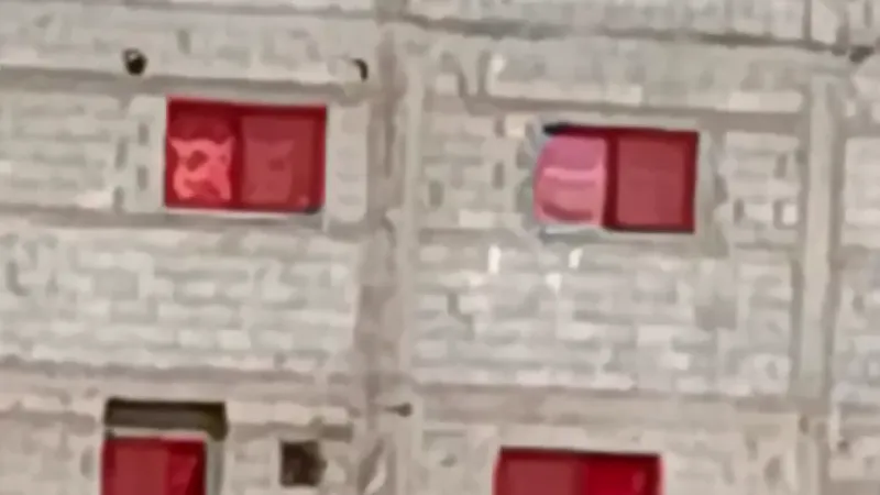 بالفيديو.. "القسام" تستهدف مجموعة جنود إسرائيليين تحصنت داخل منزل غربي خان يونس
