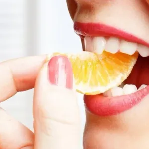 تحذير من الإفراط في تناول الفاكهة الحمضية.. قد تسبب تآكل الأسنان
