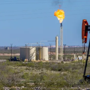 النفط يرتفع مدعوماً ببيانات عن انخفاض كبير في مخزونات الخام الأميركية