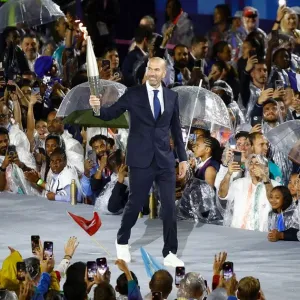 ماكرون يفتتح أولمبياد باريس... وزيدان ونادال يحملان الشعلة