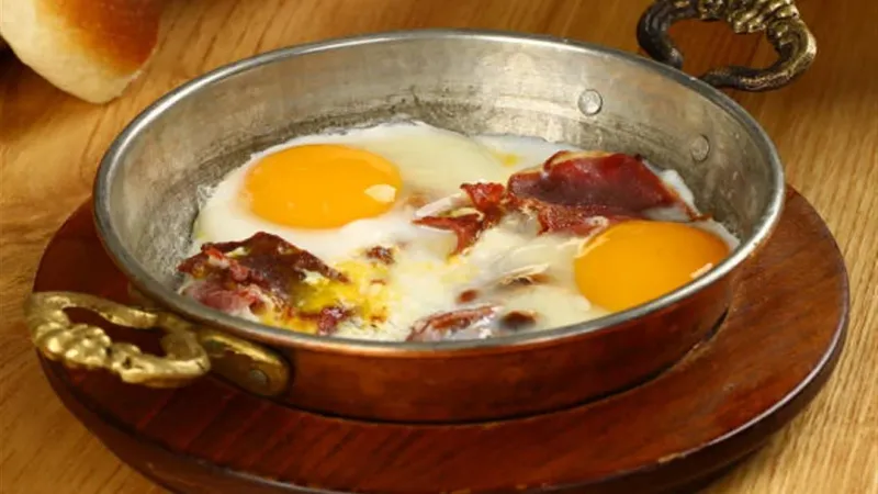 هل البيض بالبسطرمة يزيد الوزن؟