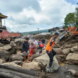 قتلى ومفقودون جراء فيضانات وحمم في إندونيسيا