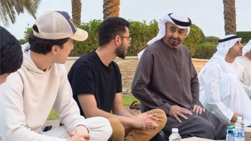 فيديو| محمد بن زايد يتناول الإفطار مع جموع الصائمين في مسجد الشيخ زايد